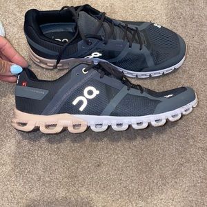 On running cloud flow sneakers